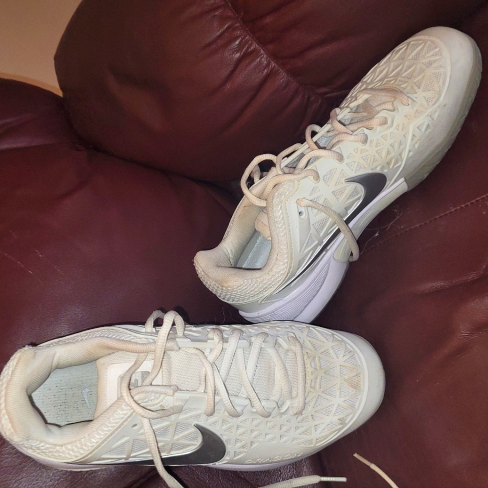 Size 8 Nike basketball type shoe
